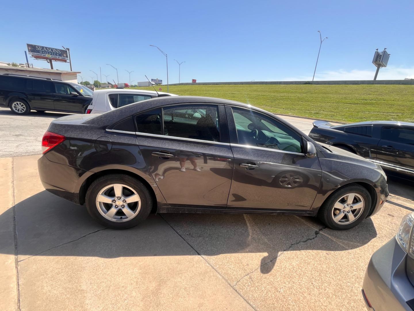 2015 GRAY CHEVROLET CRUZE 1LT 1LT Auto (1G1PC5SB0F7) with an 1.4L L4 DOHC 16V TURBO engine, 6-Speed Automatic transmission, located at 8101 E. Skelly Dr., Tulsa, OK, 74129, (918) 592-3593, 36.121891, -95.888802 - Photo#2